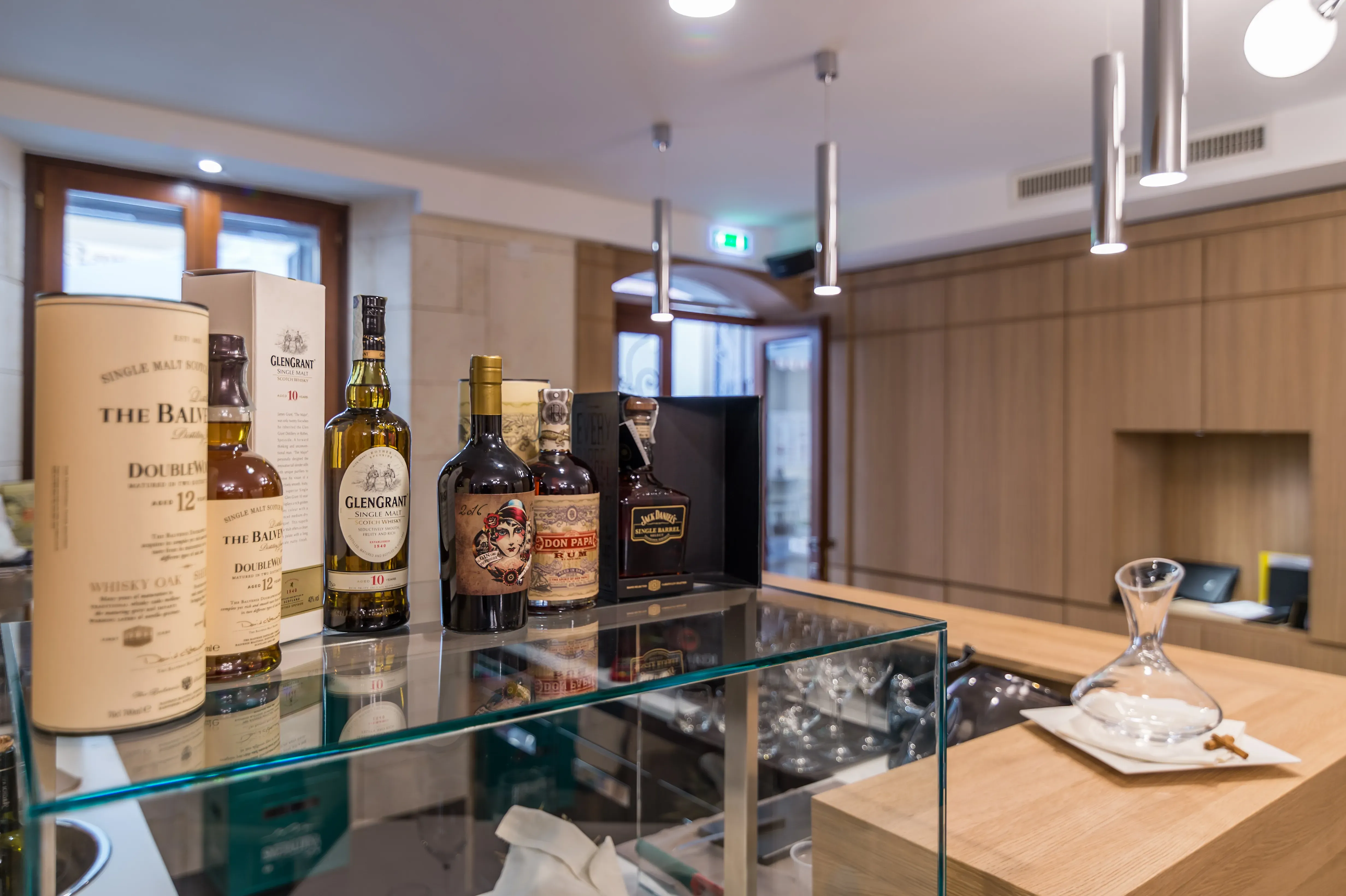 Banco del locale con una selezione di distillati e un decanter.