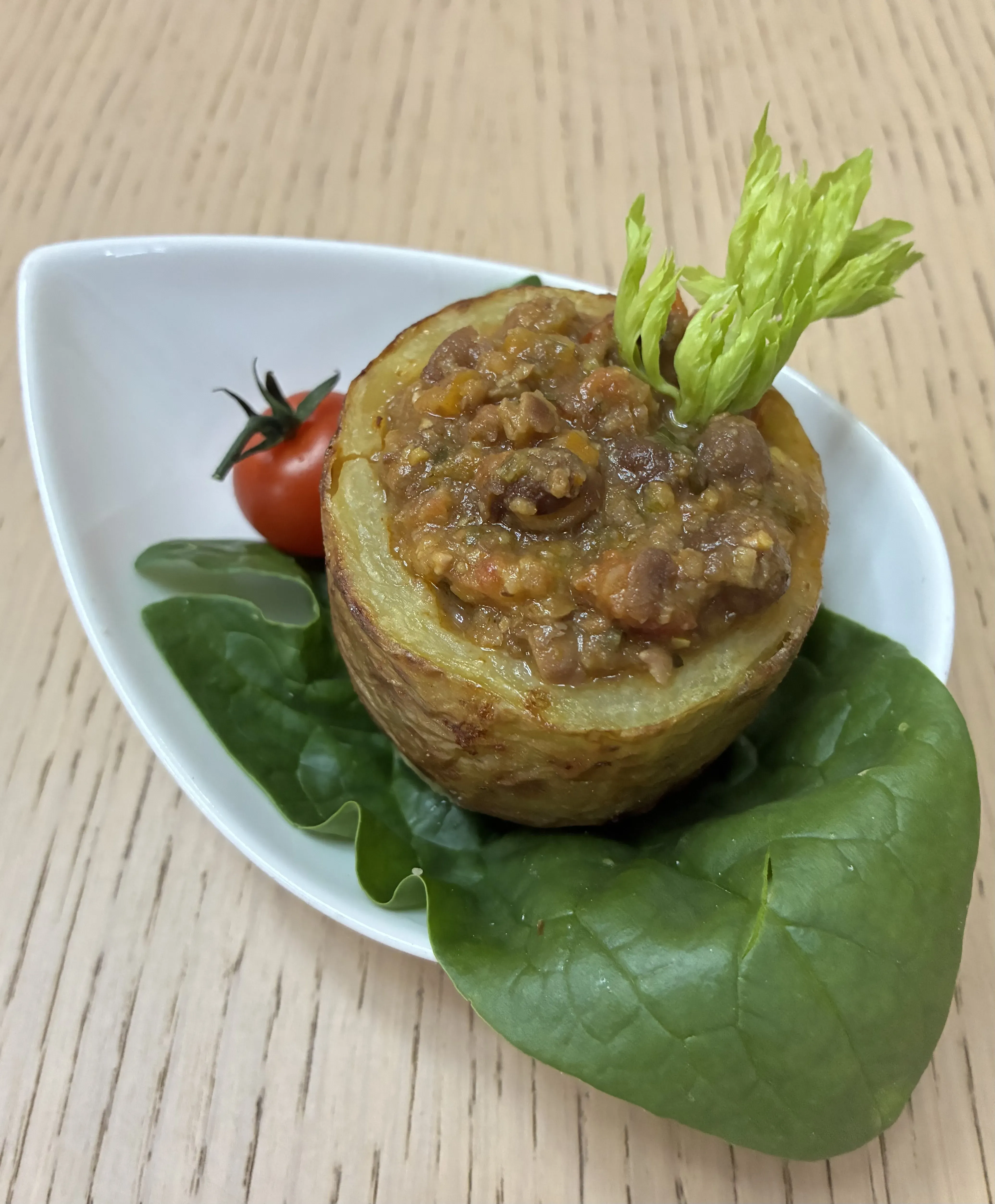 Patata ripiena con ceci neri